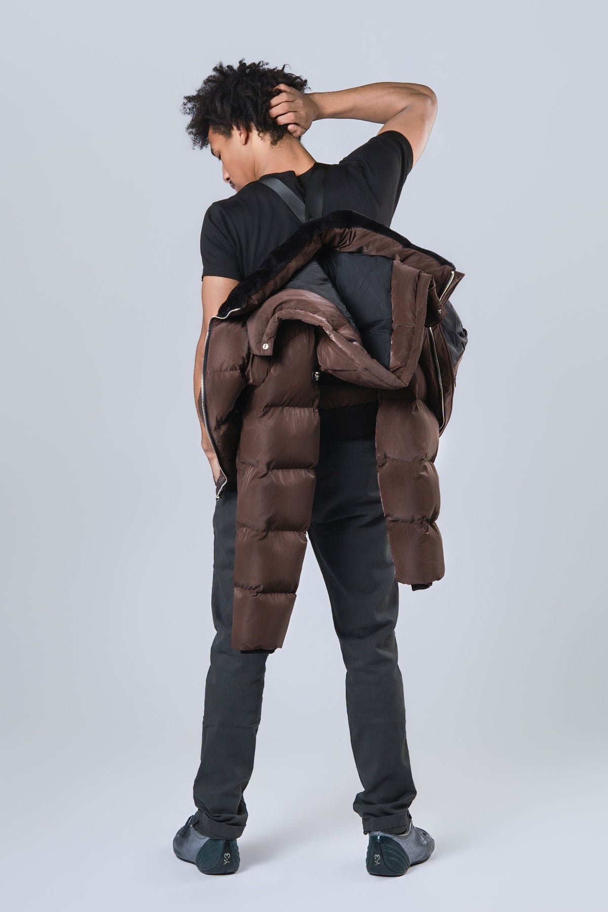 Backpack carrying straps on the men's Woody bomber winter jacket in Mocha Diamond