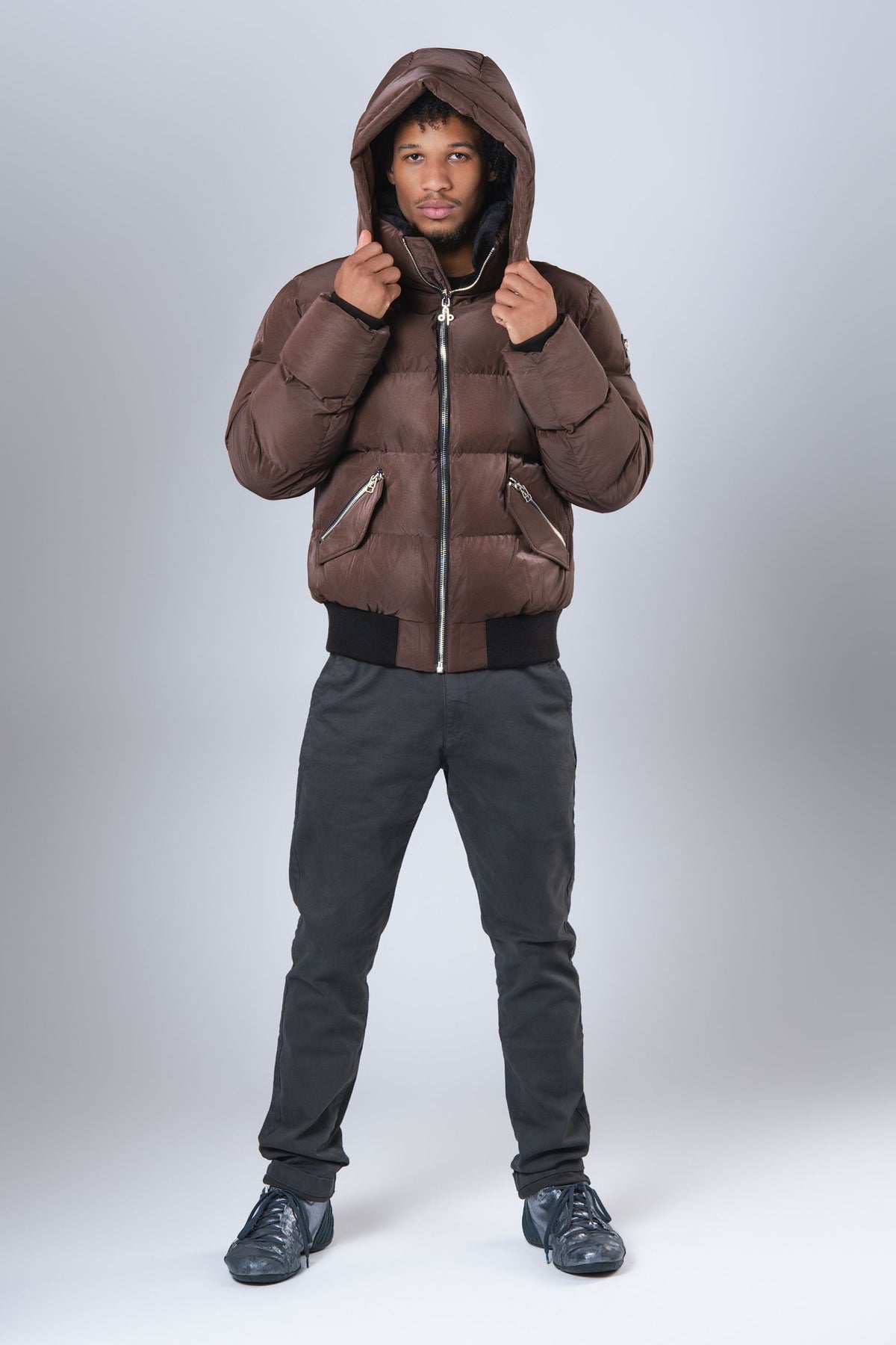 Man wearing the Woody bomber winter jacket in Mocha Diamond